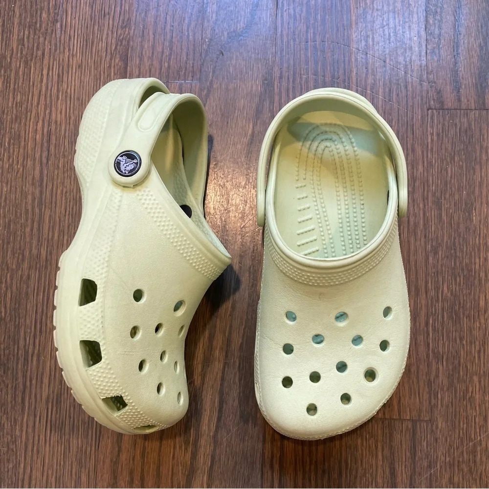 Crocs Classic Clogs Unisex Light Pastel Green Junior Size 2